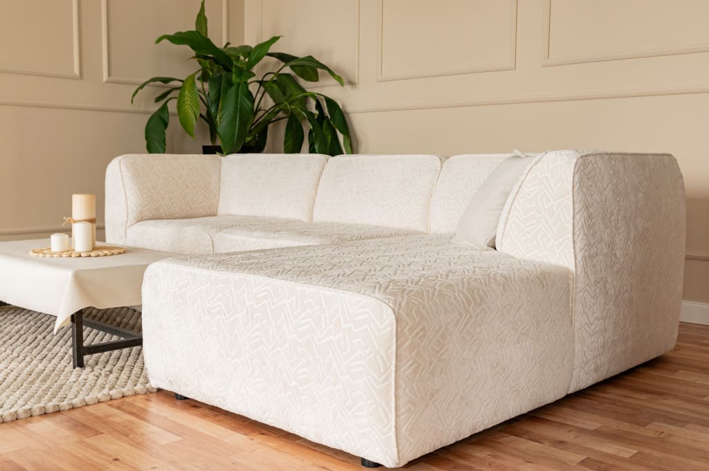 Kolekcję Sempre marki Select by Lech charakteryzuje połączenie dwóch przeciwstawnych biegunów. Wyrazisty, geometryczny wzór obleczono w miękką, przyjemną dla oka i dłoni, szenilową przędzę.