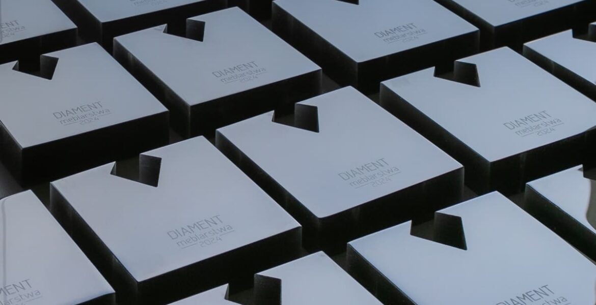 Statuetki - nagrody w konkursie Diament Meblarstwa, organizowanym przez BIZNES.meble.pl