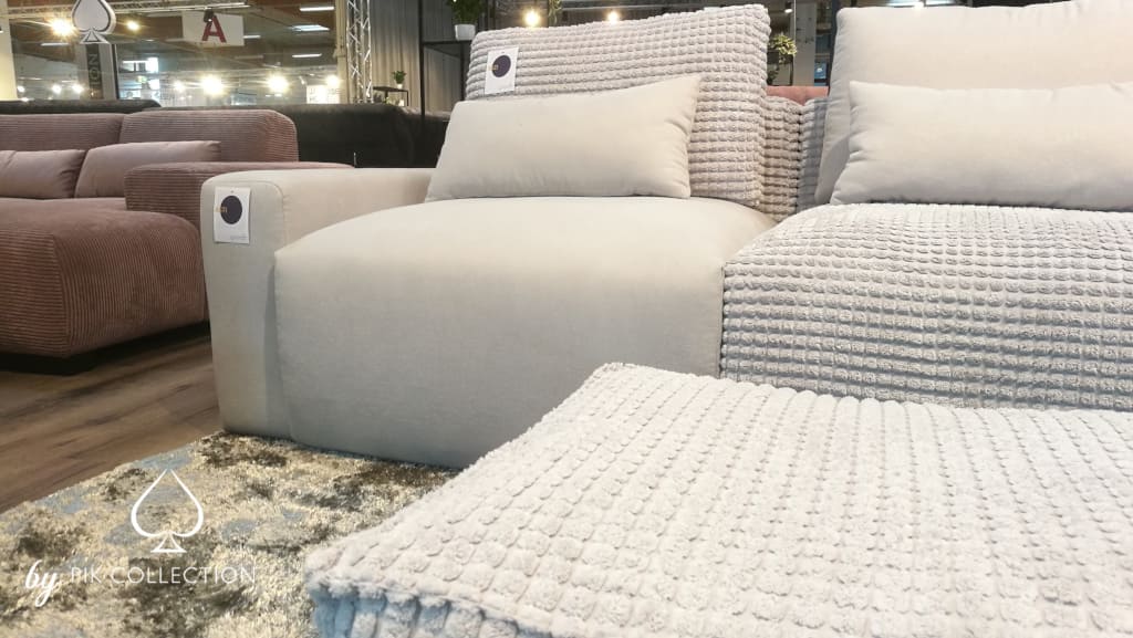 Suzi firmy PIK to materiał o unikalnej, intrygującej strukturze. Ten wytrzymały i przyjemny w dotyku plusz sprawdzi się jako materiał meblowy, a także dekoracyjny.