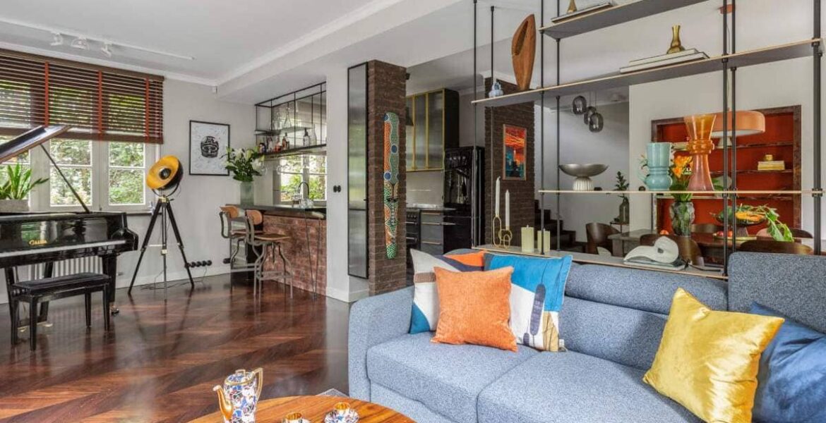 W tym wnętrzu punktem wyjścia były kolorowe plakaty i egzotyczne pamiątki z podróży. Proj. Magdalena Wajda, Pracownia Projektowa Pe2.