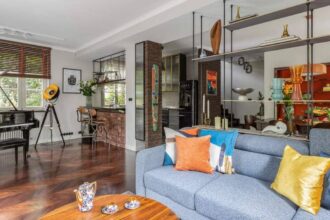 W tym wnętrzu punktem wyjścia były kolorowe plakaty i egzotyczne pamiątki z podróży. Proj. Magdalena Wajda, Pracownia Projektowa Pe2.