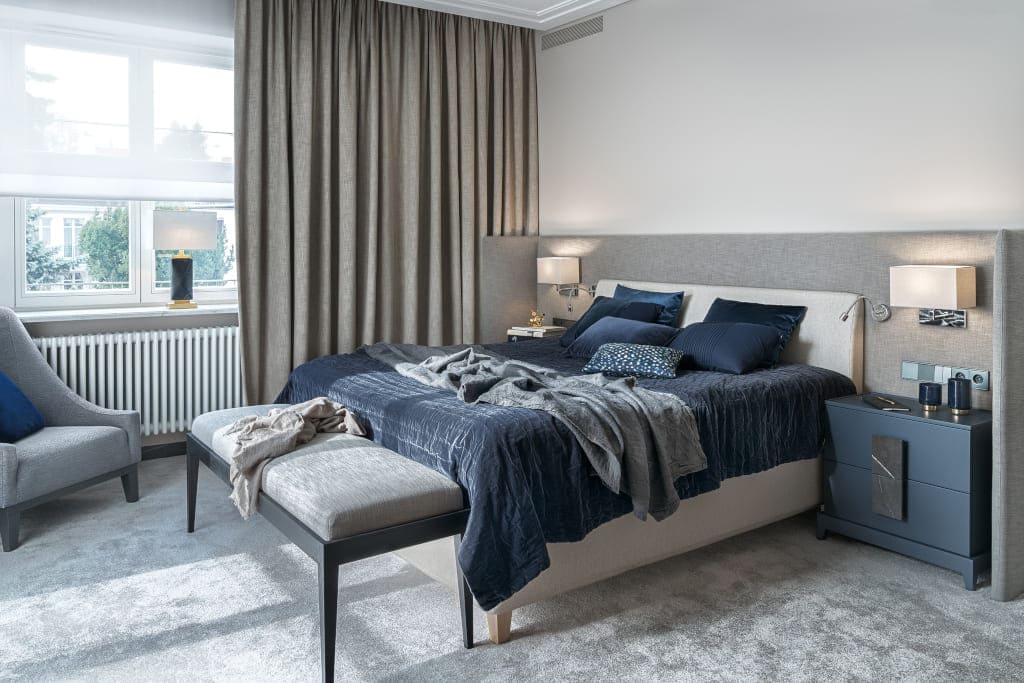 W tej sypialni królują różne odcienie szarego i niebieskiego. Proj. Katarzyna Kraszewska, Katarzyna Kraszewska Architektura Wnętrz.