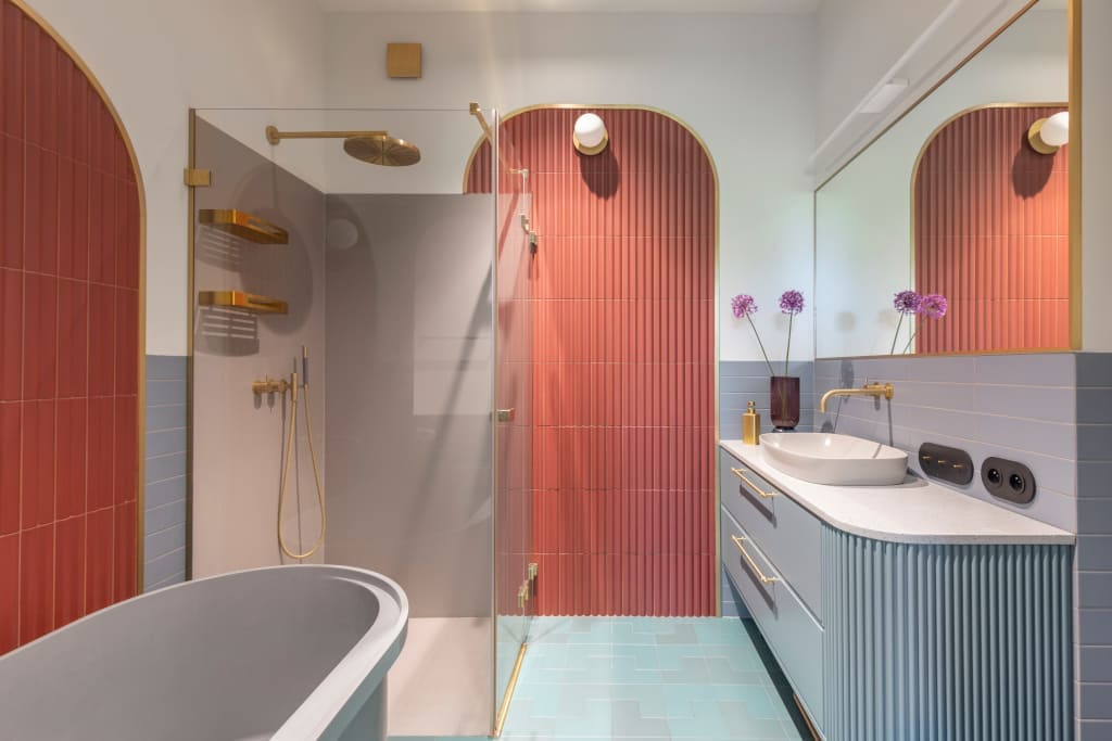 Właściciele tego mieszkania fascynują się nowoczesną stylistyką kamienic pełnych kolorów: bladego błękitu, pudrowego różu, zieleni. Proj. Magdalena Wajda, Pracownia Projektowa Pe2.