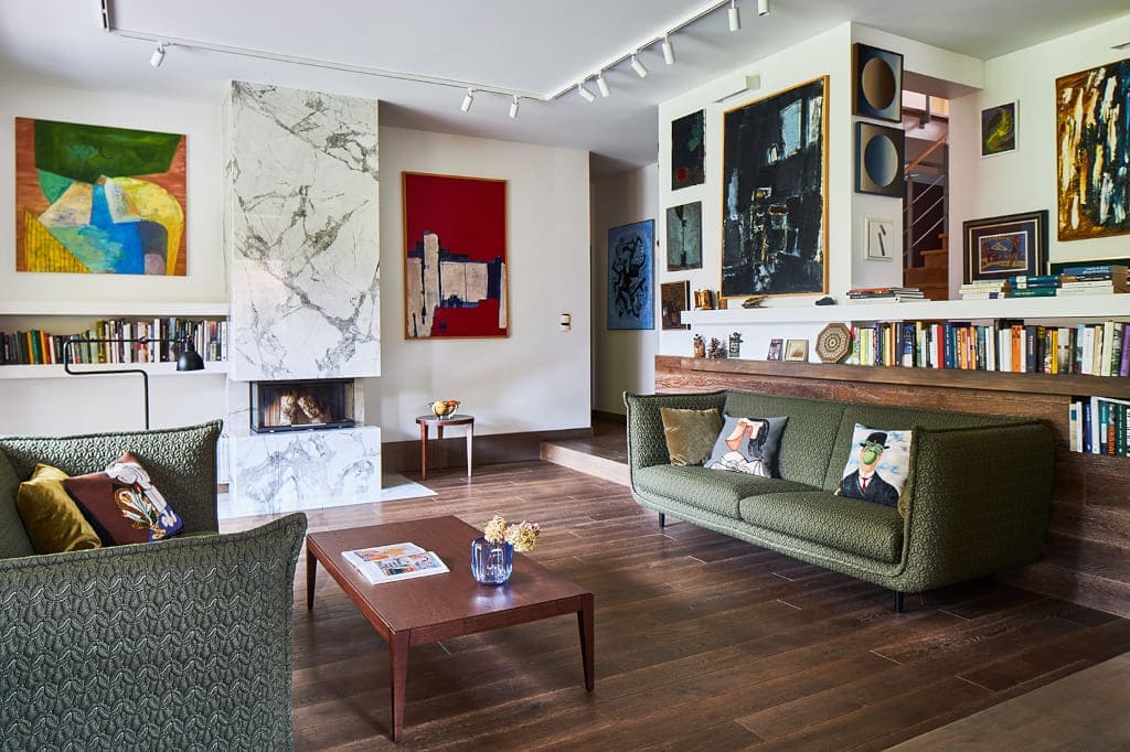 Monochromatyczne tło architektoniczne wypełniają kolorami dzieła sztuki. Oświetlenie podporządkowano eksponowaniu sztuki. Proj. arch. Roland Stańczyk.