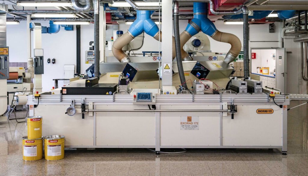 Centrum kompetencyjne technologii zastosowań w fabryce ADLER wyposażone jest w urządzenie excimer o szerokim zastosowaniu. Fot. ADLER.