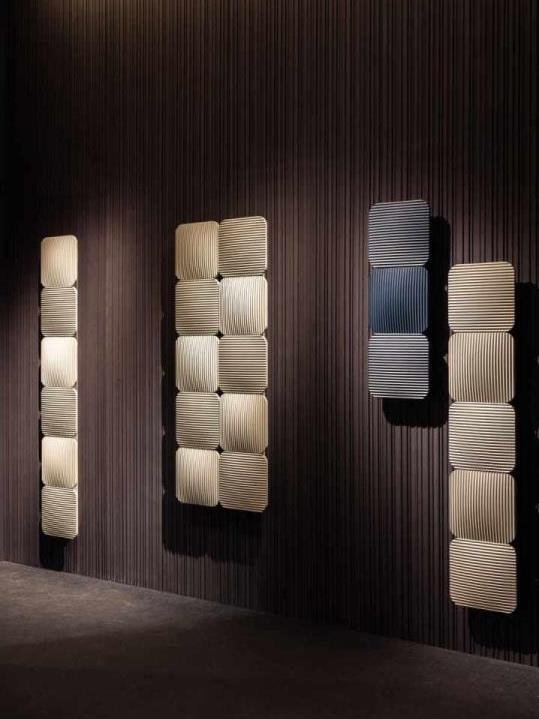 Antrax IT przedstawił modułowy grzejnik zaprojektowany przez AMDL Circle – Michele De Lucchi , który działa zarówno na wodę, jak i prąd, a jest wykonany z aluminiowej formy w 100% nadającej się do recyklingu i reliefów przypominających zaprawę murarską lub rzeźbione drewno. Fot. Ramona Balaban / Living Inside.