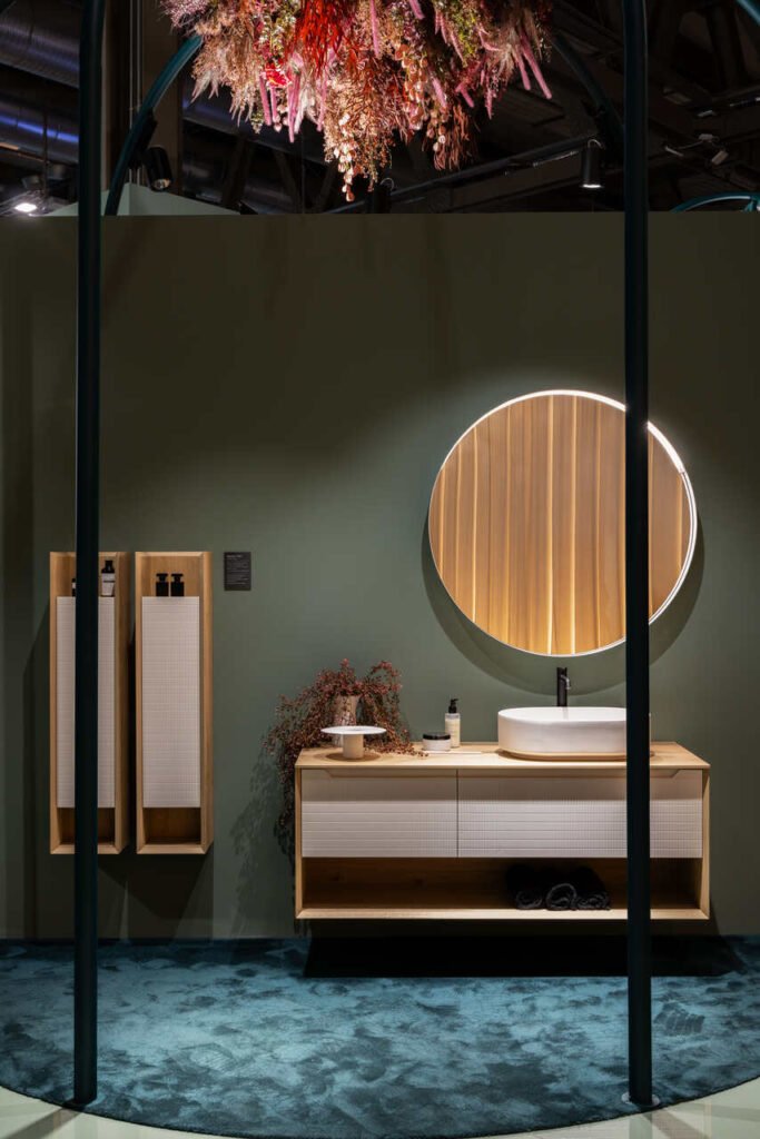 Arbi Arredobagno przedstawiło nową kolekcję Master: odważny wyraz kreatywności i innowacyjności w świecie wyposażenia łazienek. Sercem projektu są monoblokowe meble. Fot. Ramona Balaban / Living Inside.