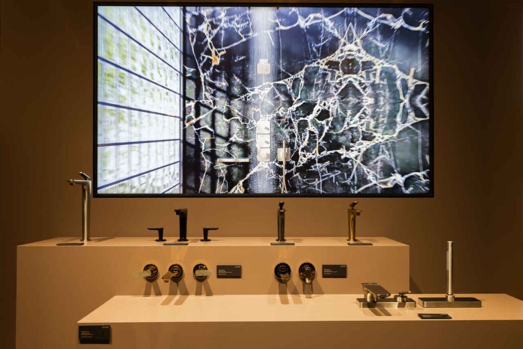 Smukły, elegancki i niezwykle wyrafinowany AXOR Citterio C, proj. Antonio Citterio, reprezentuje baterię umywalkową nowej ery, która wymaga coraz większego komfortu i personalizacji w coraz mniejszych pomieszczeniach, a takie właśnie są modne łazienki 2024.