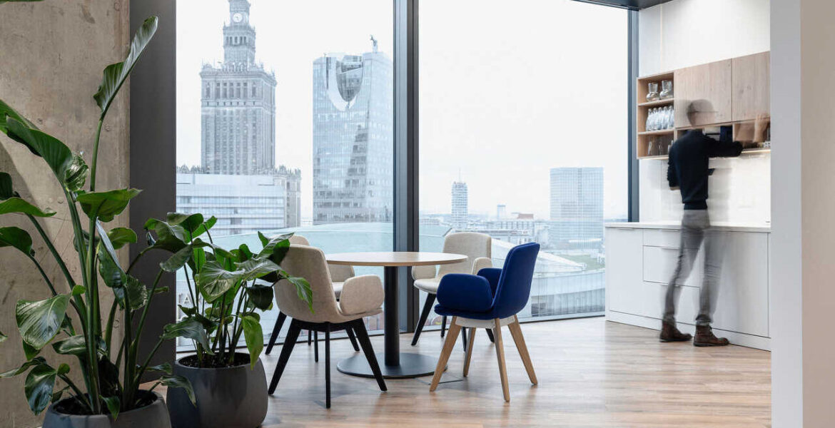 Centrum Warszawy, ul. Chmielna, z okien biurowca Varso Tower rozciąga się widok na Pałac Kultury i Nauki.