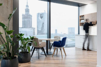 Centrum Warszawy, ul. Chmielna, z okien biurowca Varso Tower rozciąga się widok na Pałac Kultury i Nauki.