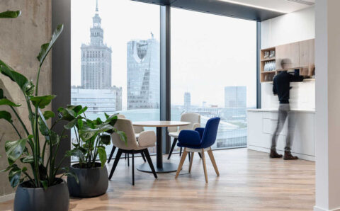 Centrum Warszawy, ul. Chmielna, z okien biurowca Varso Tower rozciąga się widok na Pałac Kultury i Nauki.