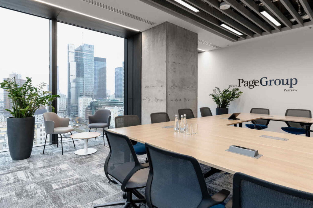 Centrum Warszawy, ul. Chmielna, z okien biurowca Varso Tower rozciąga się widok na Pałac Kultury i Nauki.