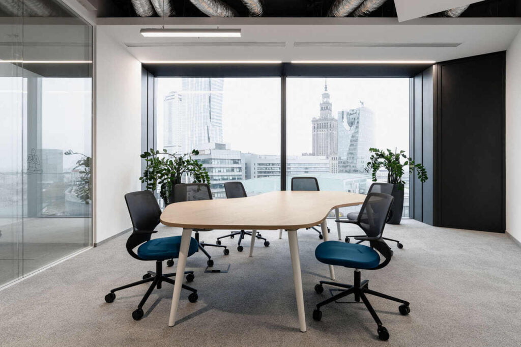 Centrum Warszawy, ul. Chmielna, z okien biurowca Varso Tower rozciąga się widok na Pałac Kultury i Nauki.