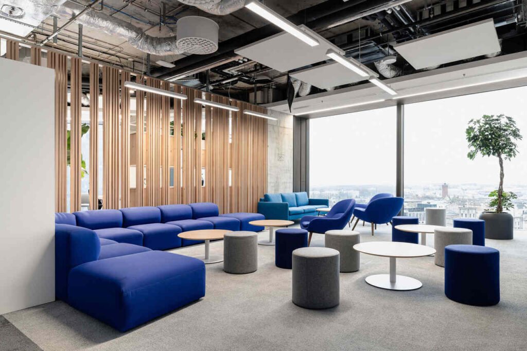 Centrum Warszawy, ul. Chmielna, z okien biurowca Varso Tower rozciąga się widok na Pałac Kultury i Nauki.