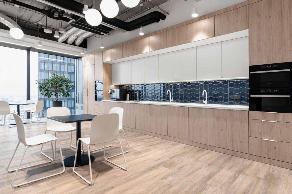 Centrum Warszawy, ul. Chmielna, z okien biurowca Varso Tower rozciąga się widok na Pałac Kultury i Nauki.