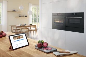 Marka Bosch prezentuje technologie ułatwiające codzienne gotowanie. Codzienne poszukiwanie pomysłu na zdrowy obiad może być jednak wyzwaniem. Z pomocą przychodzą piekarniki do zabudowy Serie 8 i aplikacja Home Connect a wraz z nią dostęp do świata przepisów. Po wyborze dania, aplikacja prześle optymalne ustawienia bezpośrednio do piekarnika.