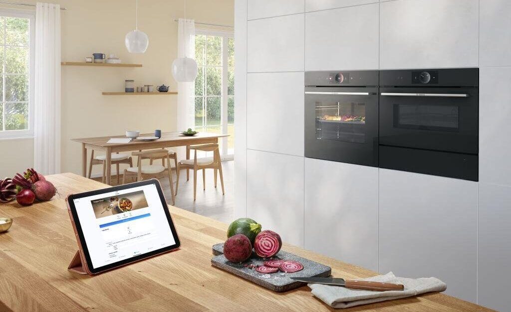 Marka Bosch prezentuje technologie ułatwiające codzienne gotowanie. Codzienne poszukiwanie pomysłu na zdrowy obiad może być jednak wyzwaniem. Z pomocą przychodzą piekarniki do zabudowy Serie 8 i aplikacja Home Connect a wraz z nią dostęp do świata przepisów. Po wyborze dania, aplikacja prześle optymalne ustawienia bezpośrednio do piekarnika.