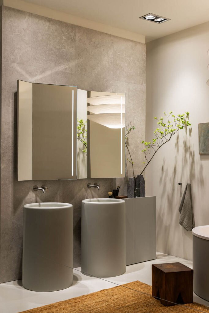 Narracja nowej kolekcji Itaca marki Ceramica Cielo, proj. Luca Cimarra, rozpoczyna się od idei wyspy, którą projektantowi udało się po mistrzowsku przełożyć na elementy łazienki.