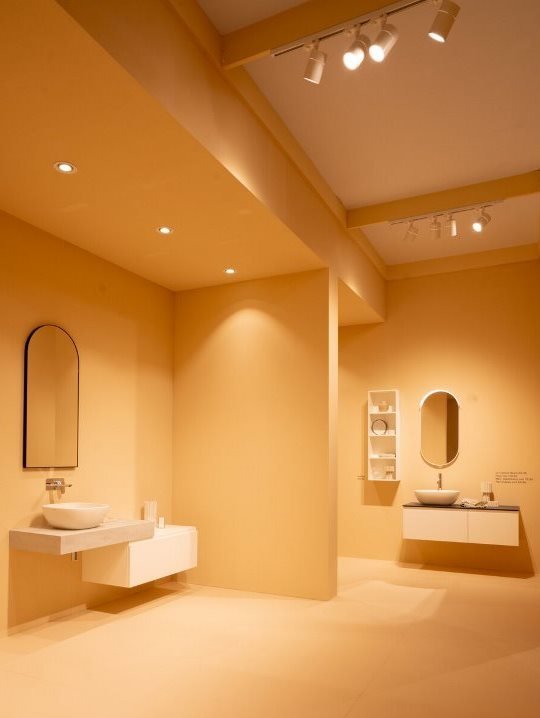 We współczesnej przestrzeni o powierzchni 420 m2 zaprojektowanej przez Studio Milo pojawiły się nowe kolekcje łazienkowe marki Ceramica Globo. Dzięki minimalistycznemu stylowi, wielomateriałowym fakturom i funkcjonalnemu charakterowi, pozwalają one wyposażyć przestrzenie w oparciu o różne potrzeby i skomponować środowisko szyte na miarę. Fot. Paolo Riolzi | Salone del Mobile.Milano.