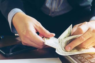 Na odzyskiwanie należności statystyczne europejskie przedsiębiorstwo poświęca 524 godziny w ciągu roku, natomiast polskie - 534 godziny.