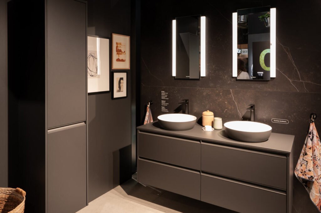 Harmonijne i eleganckie, a jednocześnie elegancko proste i odpowiednie do codziennego użytku: tak prezentuje się nowa seria Sivida. Projekt sygnowany jest przez dwóch czołowych projektantów łazienek. Podczas gdy Philippe Starck jest odpowiedzialny zarówno za obszar umywalki, jak i meble, pozostałe meble zostały zaprojektowane przez Christiana Wernera. Z designem mebli Sivida doskonale komponują lustra z serii Ketho.2 projektu Christiana Wernera oraz seria baterii Tulum proj. Philippe Starck. Fot. Paolo Riolzi | Salone del Mobile.Milano.
