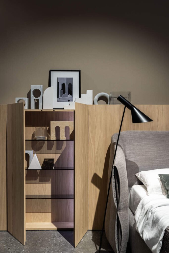 System Wall Storage Boiserie od Idea Group poszerza swoje horyzonty. Nie ograniczając się już do łazienek , to wszechstronne, stylowe rozwiązanie do przechowywania sprawdza się również w przejściach , korytarzach, wejściach i korytarzach. Idealnie spisuje się w salonach i sypialniach; schowany za wezgłowiem łóżka, zapewnia miejsce do przechowywania codziennych przedmiotów, książek i dekoracji, a jednocześnie integruje się z przestrzenią. Fot. Ramona Balaban / Living Inside.