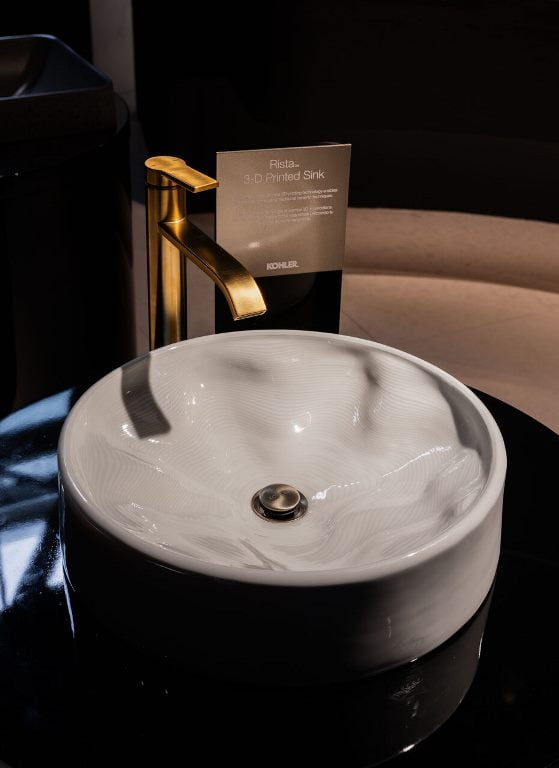 Marka Kohler zaprezentowała projekt Rista – okrągłą umywalkę nablatową, zainspirowaną czystym naturalnym pięknem i połączoną z charakterystyczną innowacyjną funkcjonalnością. Fot. Ramona Balaban / Living Inside.