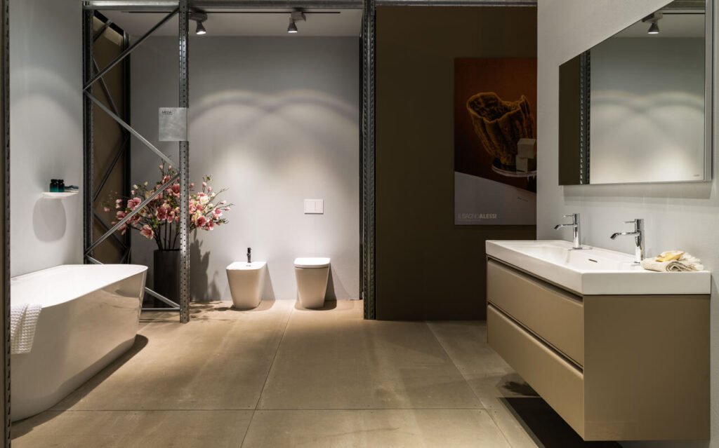 Wszechstronny i ponadczasowy projekt MEDA już od pierwszej chwili sprawia znajome wrażenie i pasuje do każdego otoczenia, od wynajmowanych mieszkań po apartamenty hotelowe. Kolekcja, którą dla marki Laufen zaprojektował Peter Wirz, odzwierciedla sprawdzone zalety szwajcarskiego wzornictwa: przejrzyste formy zredukowane do niezbędnych elementów, spokojna elegancja, funkcjonalność i elastyczność przeznaczonado codziennego użytku. Fot. Ramona Balaban / Living Inside.