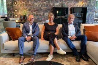 Od lewej: Jan Kurth (dyrektor generalny stowarzyszeń branży meblarskiej), minister Mona Neubaur, Stephan Anstoetz (Bielefelder Werkstätten) podczas wizyty w Nadrenii Północnej-Westfalii.