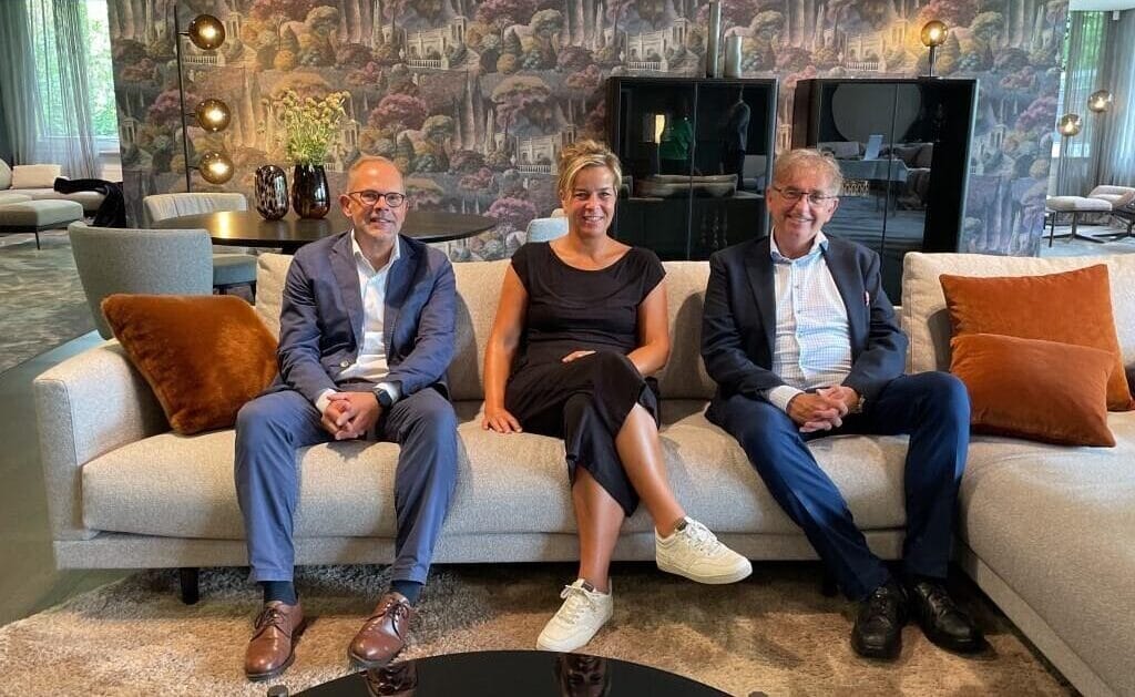 Od lewej: Jan Kurth (dyrektor generalny stowarzyszeń branży meblarskiej), minister Mona Neubaur, Stephan Anstoetz (Bielefelder Werkstätten) podczas wizyty w Nadrenii Północnej-Westfalii.