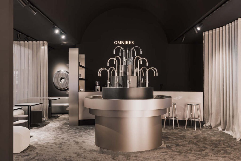 Na tegorocznych targach w Mediolanie debiutowała polska marka OMNIRES, specjalizująca się w rozwiązaniach przeznaczonych do wyposażenia łazienek i kuchni. Zwiedzający zobaczyli bestsellerowe kolekcje, jak również inspirujące podejście do sztuki, wody i odpowiedzialnego designu, trafnie ujęte w spójnej idei „The Art of Water Design”. Fot. Zasoby Studio.