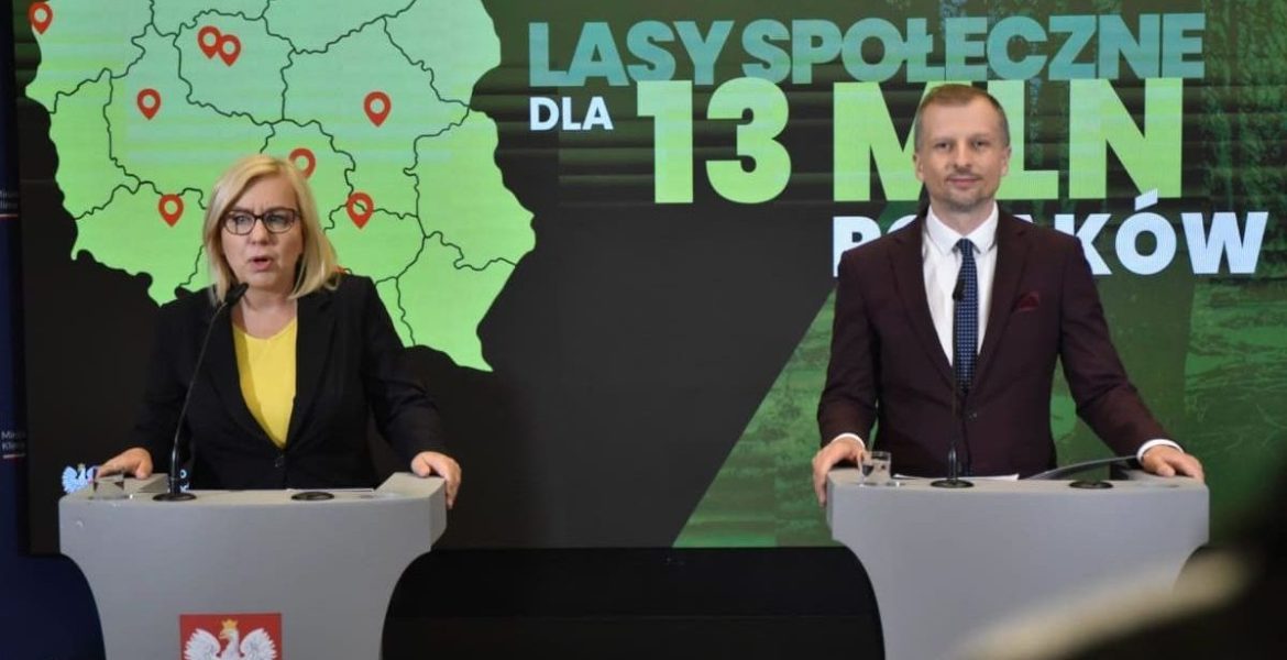 Ministra klimatu i środowiska Paulina Hennig-Kloska podczas wspólnego briefingu z wiceministrem Mikołajem Dorożałą.