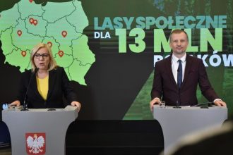 Ministra klimatu i środowiska Paulina Hennig-Kloska podczas wspólnego briefingu z wiceministrem Mikołajem Dorożałą.