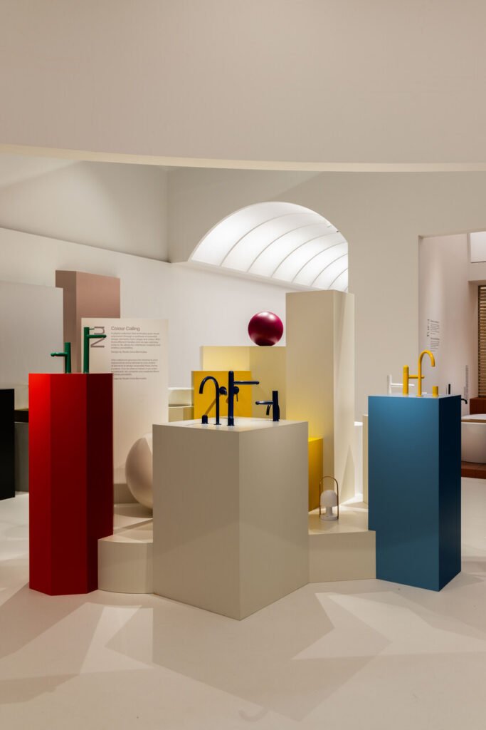 Nu od Inma Bermúdez Studio to ponadczasowa i zabawna kolekcja baterii Roca, która reprezentuje czystość ekspresji wizualnej i syntezę niezbędnych elementów wzorniczych. Bawiąc się kolorem i formą w nowy i pomysłowy sposób, Nu pozwala na całkowitą personalizację przestrzeni łazienkowej. Fot. Ramona Balaban / Living Inside.