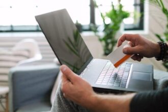 Sprzedaż detaliczna mebli przez Internet ze wzrostami w lipcu.