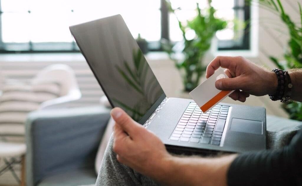 Sprzedaż detaliczna mebli przez Internet ze wzrostami w lipcu.