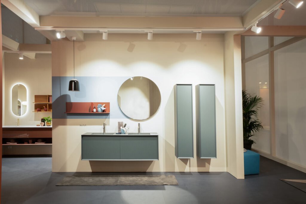 Iks to system podwieszanych mebli łazienkowych, zaprojektowany tak, aby podkreślić podstawowe kształty i charakter materiałów. Na zdjęciu Iks Full od Stocco z umywalką zintegrowaną z konstrukcją Fenix.