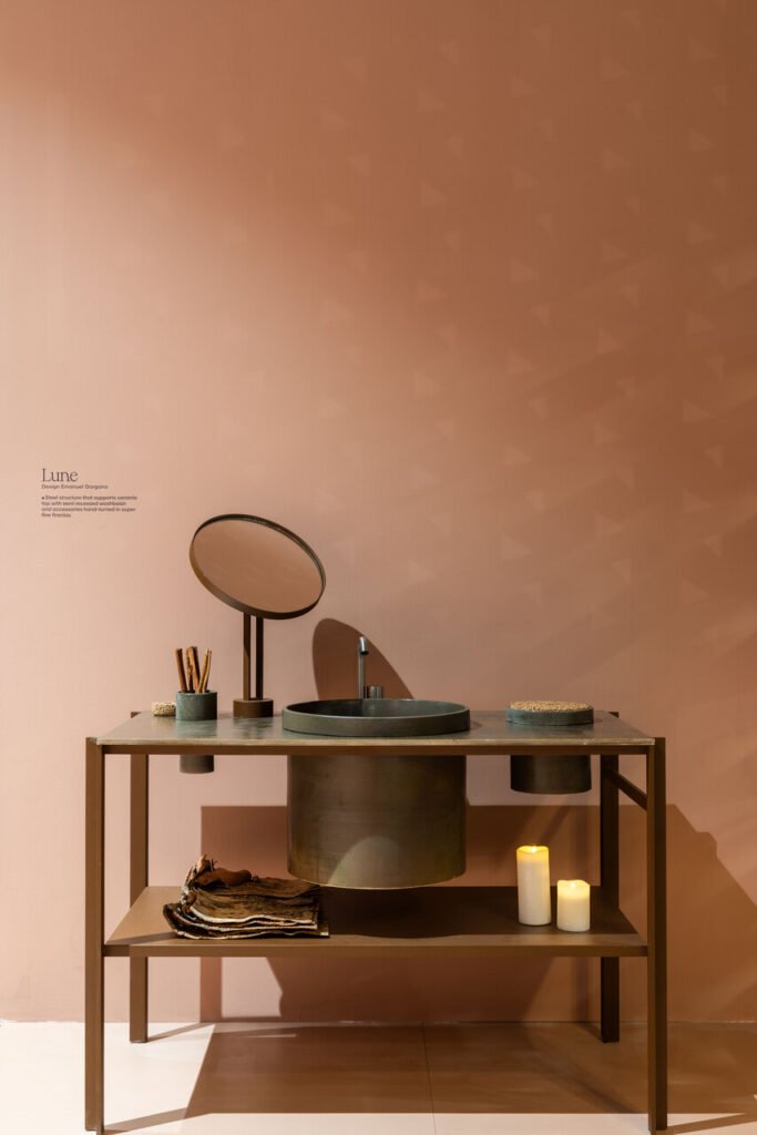 Terzofoco skradło show podczas Salone Internazionale del Bagno dzięki swojej innowacyjnej kolekcji Lune , zaprojektowanej przez utalentowanego Emanuela Gargano. Projekt zdobył uznanie jako jeden z 10 najlepszych produktów łazienkowych, co umacnia zaangażowanie Terzofoco w przesuwanie granic i redefiniowaniu luksusu w dziedzinie designu. Fot. Ramona Balaban / Living Inside.