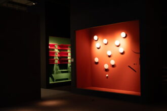 Rozwiązanie DOTS marki Tubes, oferuje dużą swobodę kompozycyjną, zarówno jako pojedynczy punkt na ścianie, jak i w wielu konfiguracjach, które tworzą modne łazienki 2024. Projekt: Ludovica Serafini + Roberto Palomba. Fot. Paolo Riolzi | Salone del Mobile.Milano.