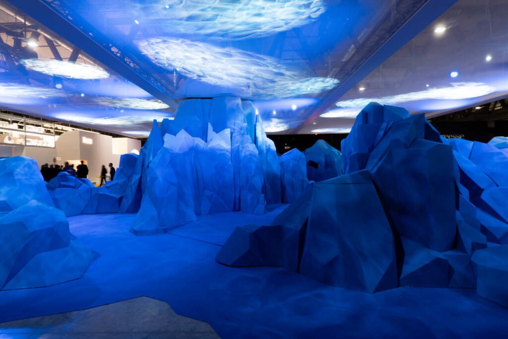 Instalacja Under the Surface przybrała formę zanurzonej wyspy, symbolu wody jako źródła życia i wyzwań związanych z naszą relacją z nią. Fot. Paolo Riolzi | Salone del Mobile.Milano.