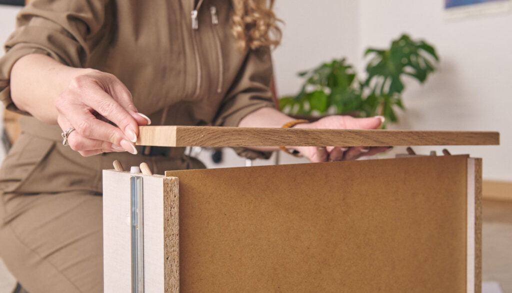 System Threespine od Valinge umożliwiający prosty montaż mebli.