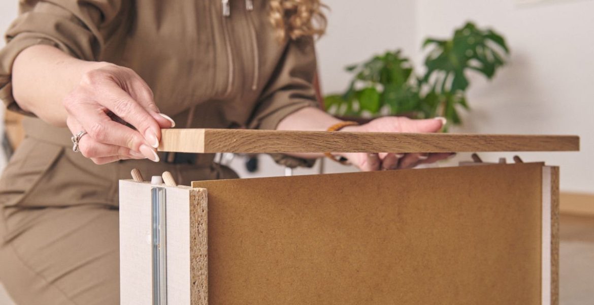 System Threespine od Valinge umożliwiający prosty montaż mebli.