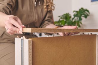 System Threespine od Valinge umożliwiający prosty montaż mebli.