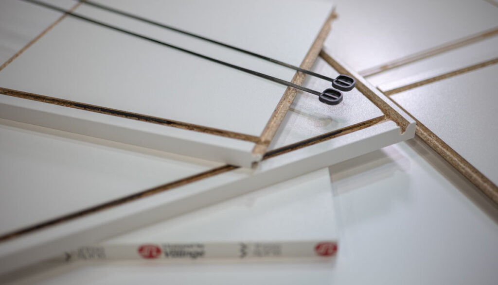 System Threespine od Valinge umożliwiający prosty montaż mebli.