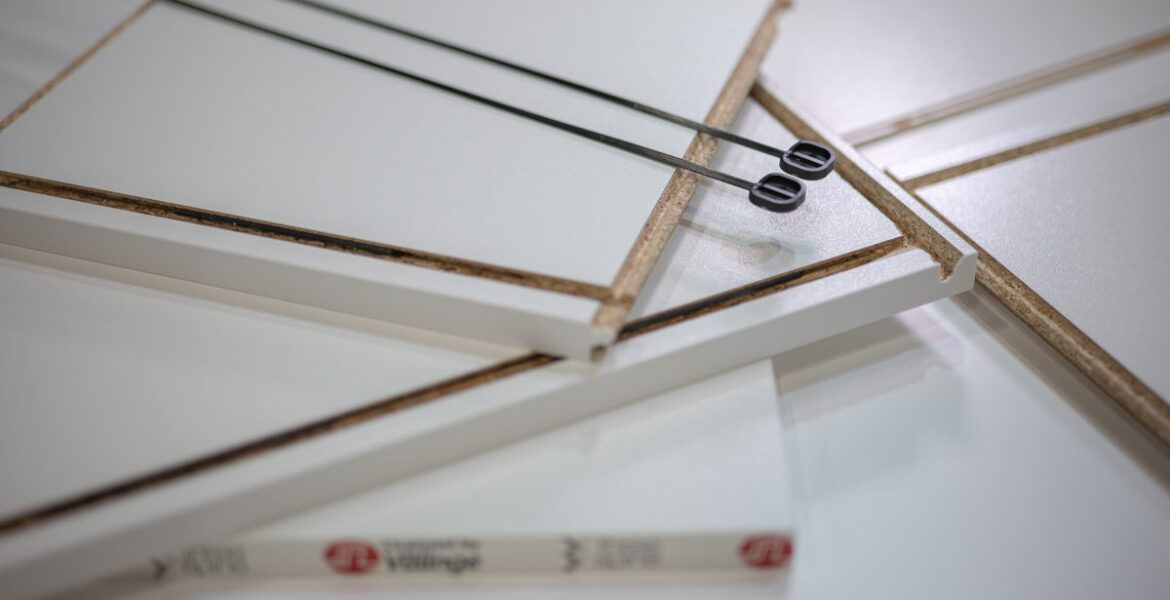 System Threespine od Valinge umożliwiający prosty montaż mebli.