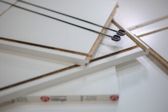 System Threespine od Valinge umożliwiający prosty montaż mebli.