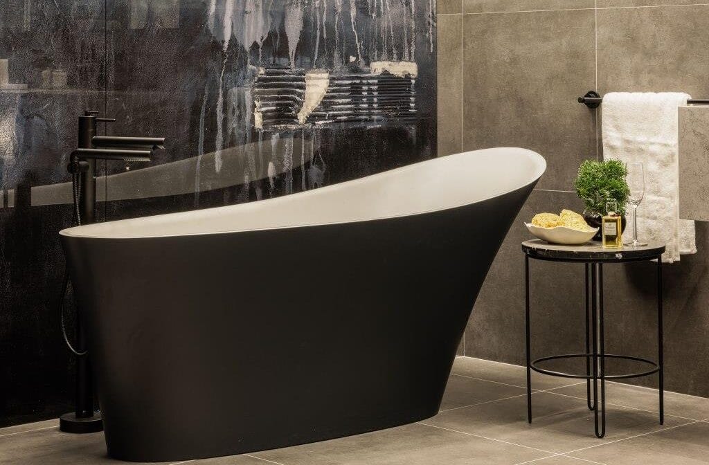 Nazwana na cześć jeziora Ledro we Włoszech, nowa wanna jest odpowiedzią marki Victoria + Albert na pytanie: jak zmniejszyć zużycie wody bez poświęcania designu i luksusowych wrażeń podczas kąpieli? Zespół projektowy wykorzystał swoją wiedzę na temat ergonomii i możliwości materiałowych QUARRYCAST™, aby stworzyć produkt, który nie ogranicza komfortu, ale ma małą pojemność.