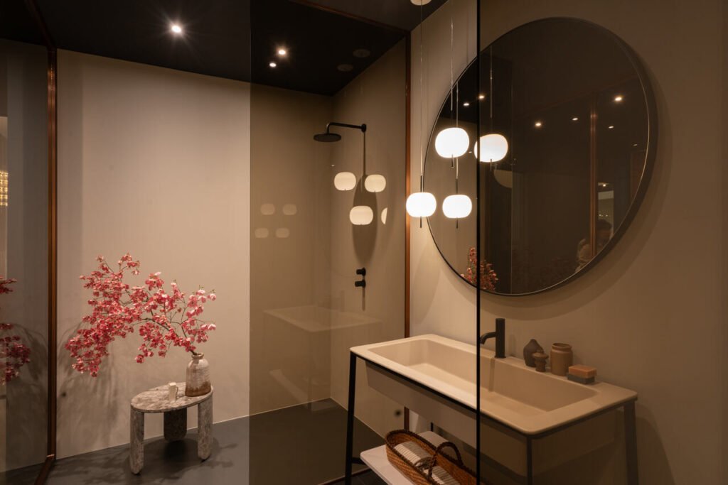 Jakość, dbałość o szczegóły, badania, design i „made in Italy” to cechy, które od ponad 70 lat są synonimem kabin prysznicowych Vismaravetro. Produkty tej włoskiej marki są w 100% szyte na miarę, dla uważnej i wrażliwej klienteli i współtworząc modne łazienki 2024. Fot. Paolo Riolzi | Salone del Mobile.Milano.