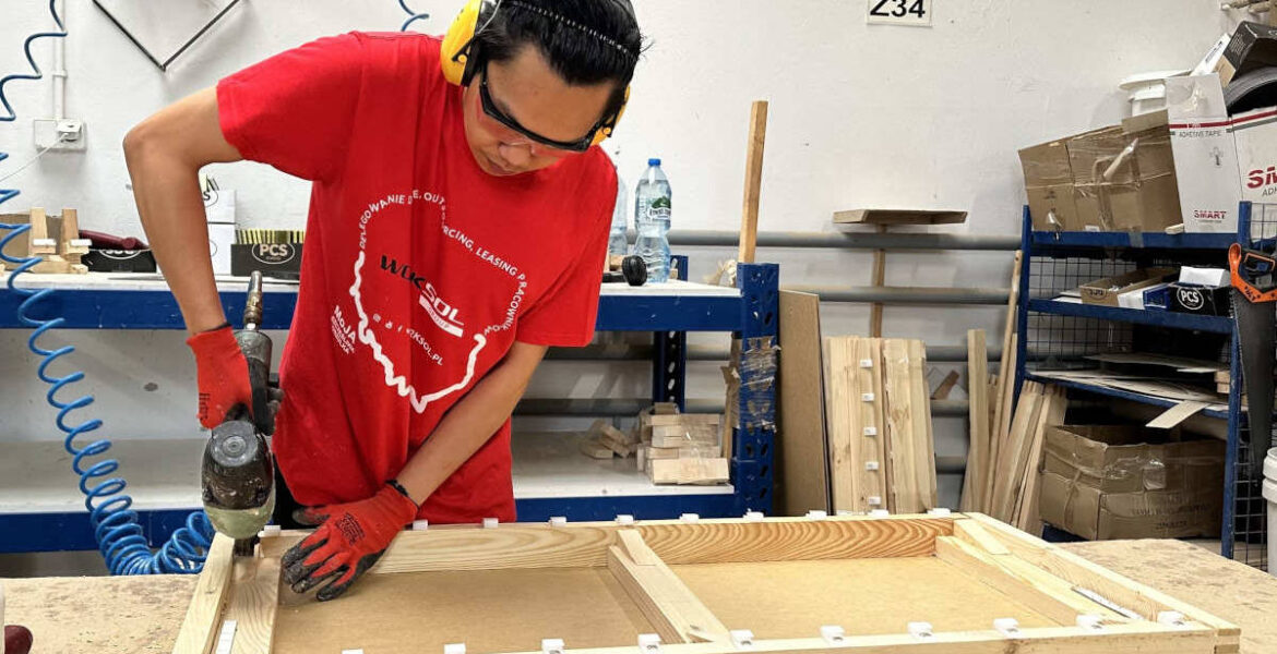 Worksol - pracownik z Indonezji przy pracy zajawka