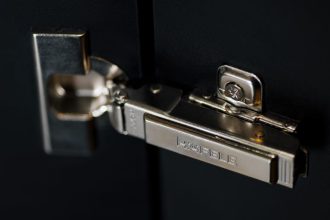 Zawias Häfele Metalla 540 SM – widok w wykończeniu niklowanym